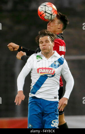 BUDAPEST, HONGRIE - 24 octobre 2015 : La bataille entre Daniel Gera de MTK (l) et David Bobal de Honved pendant MTK vs. Honved OTP Bank League football match en Illovszky Stadium. Credit : Laszlo Szirtesi/Alamy Live News Banque D'Images