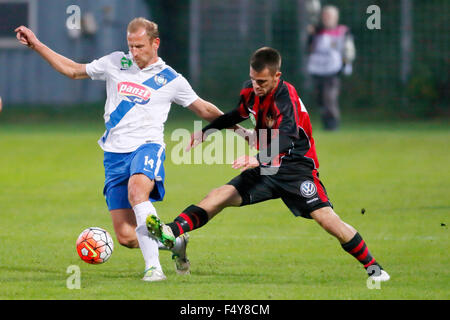 BUDAPEST, HONGRIE - 24 octobre 2015 : Sandor Torghelle de MTK (l) est abordé par Filip Holender de Honved pendant MTK vs. Honved OTP Bank League football match en Illovszky Stadium. Credit : Laszlo Szirtesi/Alamy Live News Banque D'Images