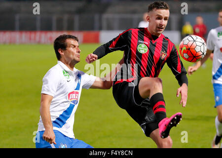 BUDAPEST, HONGRIE - 24 octobre 2015 : duel entre Mato Grgic de MTK (l) et Richard Vernes de Honved pendant MTK vs. Honved OTP Bank League football match en Illovszky Stadium. Credit : Laszlo Szirtesi/Alamy Live News Banque D'Images