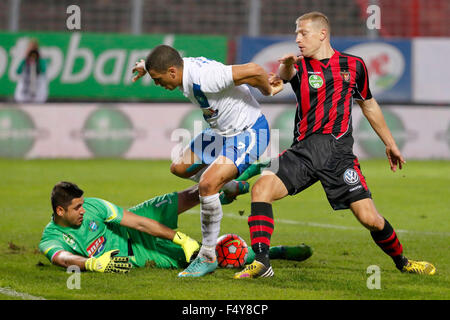 BUDAPEST, HONGRIE - 24 octobre 2015 : Lajos Hegedus de MTK (l) tente d'obtenir la balle à côté de Myke Bouard Ramos et Djordje Kamber (r) de Honved pendant MTK vs. Honved OTP Bank League football match en Illovszky Stadium. Credit : Laszlo Szirtesi/Alamy Live News Banque D'Images