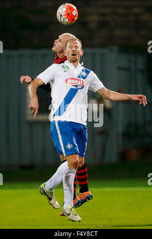 BUDAPEST, HONGRIE - 24 octobre 2015 : Bataille de l'air entre Sandor Torghelle de MTK (r) et de Botond Barath de Honved pendant MTK vs. Honved OTP Bank League football match en Illovszky Stadium. Credit : Laszlo Szirtesi/Alamy Live News Banque D'Images