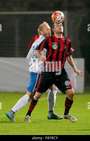 BUDAPEST, HONGRIE - 24 octobre 2015 : duel entre Patrik pauvres de MTK (l) et Dusan Vasiljevic de Honved pendant MTK vs. Honved OTP Bank League football match en Illovszky Stadium. Credit : Laszlo Szirtesi/Alamy Live News Banque D'Images