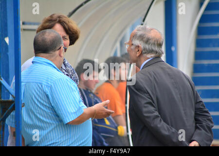 Gibraltar - 24 octobre 2015 - Le Président de la Fédération Européenne de Hockey Marijke Fleuren a visité le complexe sportif de Bayside à base d'emplacements de hockey et de formation accompagnée par Eric Abudharam le président de l'Association de hockey de Gibraltar. La visite a eu lieu dans des grammairiens hommes ont joué un match amical contre San Fernando de Cadix. Avant le match des hommes femmes grammairiens ont joué contre les femmes de San Fernando, le dernier qui sort vainqueur par 3-2 score. La visite du Président EFH vient comme Gibraltar est en raison d'accueillir un grand tournoi de hockey européen des femmes dans Banque D'Images