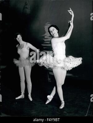 1958 - Conseils de son Prima Ballerina Tantine : 12-Year-Old Dancer apprend de Markova : Prima Ballerina Alicia Markova, qui stars dans où les extrémités de l'Arc-en-ciel, qui s'ouvre à la nouvelle Victoria le Boxing Day, est de dernière minute donner trucs et conseils pour sa fille de 12 ans nièce Susie Kempner, qui fait son premier ballet professionnel sur le 22 décembre dans la Suite Casse-noisette au Royal Festival Hall. © Keystone Photos USA/ZUMAPRESS.com/Alamy Live News Banque D'Images