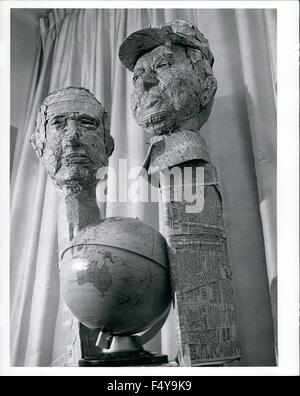 1968 - Renforcer la main-d'œuvre dans l'article : ici sur un flasting viisit Paris, Charles Tullio de New York, célèbre pour sa sculpture façonnée par les journaux. Comme beaucoup d'autres personnes qu'il a pris dans la fièvre électorale, et notre photographe quand il a demandé à l'artiste l'a trouvé tout juste de terminer une chef du premier ministre Harold Wilson. Pour ce faire, l'artiste se tourna ses complets at The Dorchester dans un studio de fortune. En dehors de la sculpture en argile et papier Tullio est aussi un peintre accompli. Finir de Premier ministre britannique Wilson. Charles Tullio faisant son élection b Banque D'Images