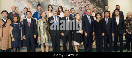 New York, États-Unis. 23 Oct, 2015. Les artistes interprètes ou exécutants, des dignitaires et des fonctionnaires de l'ONU se réunissent pour une photo d'avant-concert-op. À la veille du 70e anniversaire de la Charte des Nations Unies, des représentants des Nations Unies et des invités a marqué l'occasion avec un concert par la Broadcast System (KBS) orchestre traditionnel, K-Pop duo Davichi et de nombreux solistes y compris le pianiste Lang Lang. © Albin Lohr-Jones/Pacific Press/Alamy Live News Banque D'Images