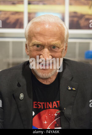 Garden City, New York, USA. 23 Oct, 2015. L'ancien astronaute de la NASA Edwin Buzz Aldrin discute de son expérience et signe des copies de son nouveau livre pour enfants de qualité moyenne Bienvenue sur Mars : Faire une maison sur la planète rouge, de l'île Long, berceau de l'Aviation Museum. L'aldrine est vêtu de son maillot de mars de destination. 1969 sur la mission Apollo 11, Buzz Aldrin a été la deuxième personne à marcher sur la lune, et son premier voyage à l'espace était le 1966 12 Gémeaux. © Ann Parry/ZUMA/Alamy Fil Live News Banque D'Images