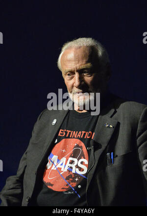 Garden City, New York, USA. 23 Oct, 2015. L'ancien astronaute de la NASA Edwin Buzz Aldrin a une expression grave au cours d'une conversation à propos de ses expériences dans l'espace et son nouveau grade moyen livre Bienvenue sur Mars : Faire une maison sur la planète rouge. Après la présentation à l'American Sky Theatre Planetarium de l'île Long, berceau de l'Aviation Museum, Aldrin a signé des exemplaires de son nouveau livre. L'aldrine est vêtu de son maillot de mars de destination. 1969 sur la mission Apollo 11, Buzz Aldrin a été la deuxième personne à marcher sur la lune, et son premier voyage à l'espace était le 1966 12 Gémeaux. (Crédit Imag Banque D'Images