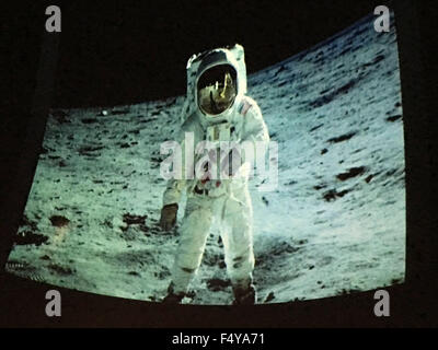 Garden City, New York, USA. 23 Oct, 2015. Photo de l'astronaute Edwin Buzz Aldrin, astronaute à marcher sur la surface lunaire, a été prise par Neil Armstrong le 20 juillet 1969, au cours de la mission Apollo 11, au cours de laquelle l'aldrine était deuxième personne à marcher sur la Lune. L'aldrine a expliqué qu'il est parfois mal identifié comme photo d'Armstrong. Public a vu la photo projetée sur le dôme de l'American Sky Theatre planétarium à Long Island's Cradle of Aviation Museum. Puis l'aldrine a signé des exemplaires de son nouveau livre pour enfants de qualité moyenne Bienvenue sur Mars : Faire une maison sur la planète rouge. (Crédit Banque D'Images