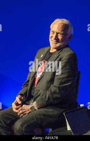 Garden City, New York, USA. 23 Oct, 2015. L'ancien astronaute de la NASA Edwin Buzz Aldrin a une conversation à propos de ses expériences dans l'espace et son nouveau grade moyen livre Bienvenue sur Mars : Faire une maison sur la planète rouge. Après la présentation à l'American Sky Theatre Planetarium de l'île Long, berceau de l'Aviation Museum, Aldrin a signé des exemplaires de son nouveau livre. 1969 sur la mission Apollo 11, Buzz Aldrin a été la deuxième personne à marcher sur la lune, et son premier voyage à l'espace était le 1966 12 Gémeaux. © Ann Parry/ZUMA/Alamy Fil Live News Banque D'Images
