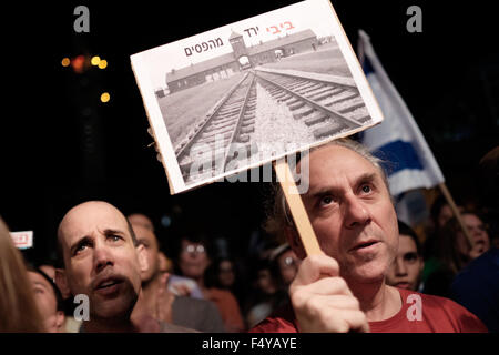 Tel Aviv, Israël. 24 Oct, 2015. Militants israéliens assister à un mars à la Place Rabin à Tel Aviv, Israël, le 24 octobre, 2015. Des milliers d'Israéliens ont pris les rues de Tel Aviv, samedi soir, appelant à de nouvelles négociations de paix avec les Palestiniens, au milieu d'un effort international pour réprimer un mois une vague de violence israélo-palestinien. © JINI/Tomer Neuberg/Xinhua/Alamy Live News Banque D'Images