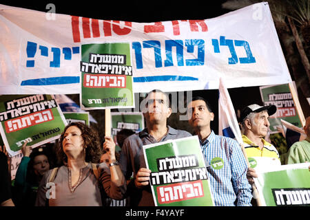 Tel Aviv, Israël. 24 Oct, 2015. Militants israéliens assister à un mars à la Place Rabin à Tel Aviv, Israël, le 24 octobre, 2015. Des milliers d'Israéliens ont pris les rues de Tel Aviv, samedi soir, appelant à de nouvelles négociations de paix avec les Palestiniens, au milieu d'un effort international pour réprimer un mois une vague de violence israélo-palestinien. © JINI/Tomer Neuberg/Xinhua/Alamy Live News Banque D'Images