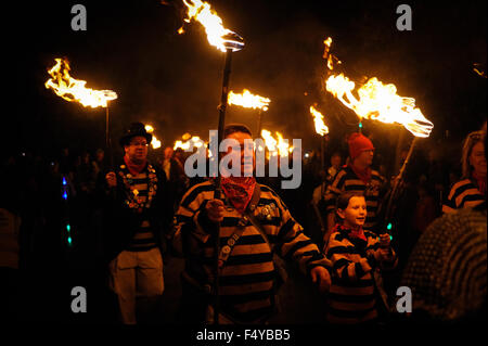 Pour célébrer le 5e novembre, également connu sous le nom de feu de nuit, des membres d'une société d'un feu de transporter des torches enflammées dans une procession aux flambeaux à travers les rues de Firle un petit village dans l'East Sussex, Angleterre. Banque D'Images