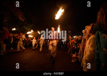 Pour célébrer le 5e novembre, également connu sous le nom de feu de nuit, des membres d'une société d'un feu de transporter des torches enflammées dans une procession aux flambeaux à travers les rues de Firle un petit village dans l'East Sussex, Angleterre. Banque D'Images