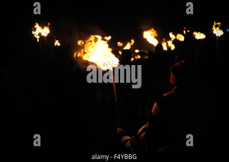 Pour célébrer le 5e novembre, également connu sous le nom de feu de nuit, des membres d'une société d'un feu de transporter des torches enflammées dans une procession aux flambeaux à travers les rues de Firle un petit village dans l'East Sussex, Angleterre. Banque D'Images