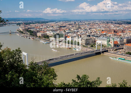 Vue panoramique d'un bâtiment du parlement hongrois, le Danube et la chaîne Secheni Bridge Banque D'Images