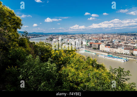Vue panoramique d'un bâtiment du parlement hongrois, le Danube et la chaîne Secheni Bridge Banque D'Images