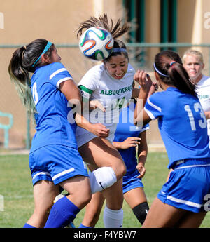 Albuquerque, NM, USA. 24 Oct, 2015. Haut Albuquerque's # 14 Ariel Roybal chefs la balle à l'objectif sur le corner durant leur match contre West Mesa. Samedi, 24 octobre 2015. © Jim Thompson/Albuquerque Journal/ZUMA/Alamy Fil Live News Banque D'Images