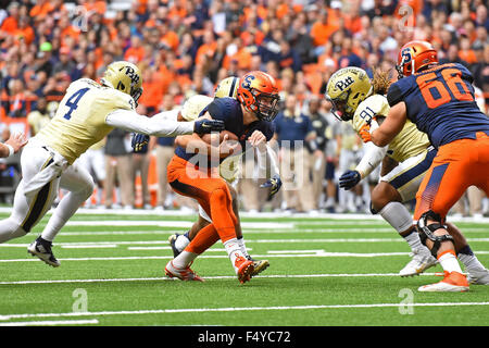 Syracuse, New York, USA. 24 Oct, 2015. Orange Syracuse quarterback Eric Dungey (2) crypte de la poche comme Pittsburgh Panthers linebacker Bam Bradley (4) défend au cours du deuxième trimestre d'un NCAA Football jeu Samedi, 24 octobre 2015, à l'Carrier Dome à Syracuse, New York. Pittsburgh a gagné le match 23-20. Barnes riche/CSM/Alamy Live News Banque D'Images