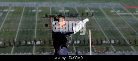 Albuquerque, NM, USA. 24 Oct, 2015. Highland High tambour-major Paul dirige l'Estey Hornet Marching Band sur le terrain car il joue sur le grand écran à la fin du stade. Samedi, 24 octobre 2015. © Jim Thompson/Albuquerque Journal/ZUMA/Alamy Fil Live News Banque D'Images