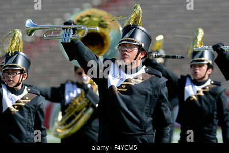 Albuquerque, NM, USA. 24 Oct, 2015. Cibola's Juan Barela soulève sa trompette à la fin de la performance à la fanfare de Zia Fiesta. Samedi, 24 octobre 2015. © Jim Thompson/Albuquerque Journal/ZUMA/Alamy Fil Live News Banque D'Images