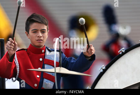 Albuquerque, NM, USA. 24 Oct, 2015. Le percussionniste Deming Felipe Gutierrez se concentre comme les écoles marching band participe à la fanfare de Zia Fiesta. Samedi, 24 octobre 2015. © Jim Thompson/Albuquerque Journal/ZUMA/Alamy Fil Live News Banque D'Images