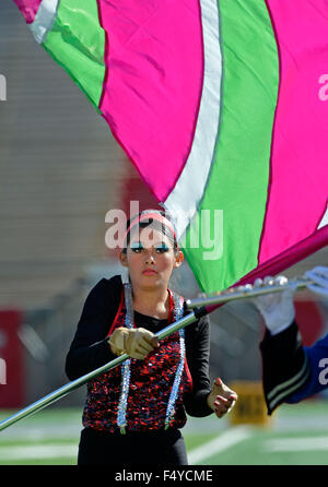 Albuquerque, NM, USA. 24 Oct, 2015. Victoria Torres avec l'ouest du Mesa color guard préforme dans le premier événement de la Zia Marching Band Fiesta. Samedi, 24 octobre 2015. © Jim Thompson/Albuquerque Journal/ZUMA/Alamy Fil Live News Banque D'Images