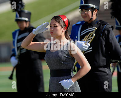 Albuquerque, NM, USA. 24 Oct, 2015. West Mesa tambour-major de l'Enez Martinez signale qu'elle et son groupe est prêt à effectuer dans le premier événement de la Zia Marching Band Fiesta. Samedi, 24 octobre 2015. © Jim Thompson/Albuquerque Journal/ZUMA/Alamy Fil Live News Banque D'Images