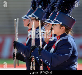 Albuquerque, NM, USA. 24 Oct, 2015. La section de la flûte Deming High School Marching Band en mars University Stadium dans la fanfare de Zia Fiesta. Samedi, 24 octobre 2015. © Jim Thompson/Albuquerque Journal/ZUMA/Alamy Fil Live News Banque D'Images