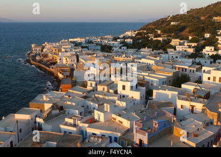 Avis de Mandraki village, 'capital' de Nisyros île volcanique, depuis les escaliers qui mènent à la Monastère de Panaghia Spiliani, Grèce. Banque D'Images