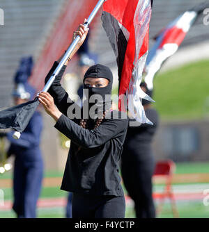 Albuquerque, NM, USA. 24 Oct, 2015. La haute montagne membre de la garde couleur Deja Correa ninja est rapide comme elle participe à la première manifestation de la Zia Marching Band Fiesta. Samedi, 24 octobre 2015. © Jim Thompson/Albuquerque Journal/ZUMA/Alamy Fil Live News Banque D'Images