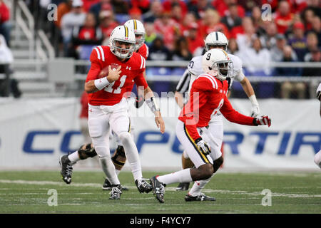 Baltimore MD, USA. 24 Oct, 2015. Le Maryland Terrapins quarterback Perry Hills # 11 brouille pour progresse au cours de la deuxième moitié de la NCAA Football match entre les Maryland Terrapins et la Penn State Nittany Lions au M&T Bank Stadium à Baltimore MD. Kenya Allen/CSM/Alamy Live News Banque D'Images
