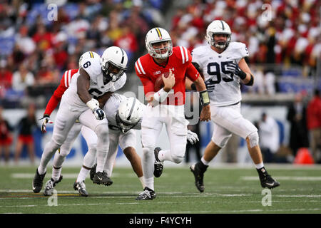 Baltimore MD, USA. 24 Oct, 2015. Le Maryland Terrapins quarterback Perry Hills # 11brouille pour progresse au cours de la deuxième moitié de la NCAA Football match entre les Maryland Terrapins et la Penn State Nittany Lions au M&T Bank Stadium à Baltimore MD. Kenya Allen/CSM/Alamy Live News Banque D'Images