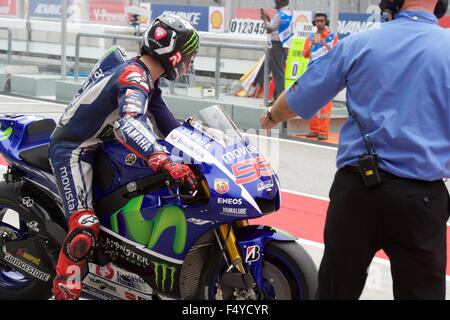 Le circuit de Sepang, en Malaisie. 24 Oct, 2015. Jorge Lorenzo s'adresse voiture de parc ferme après seulement 4e qualification pour le Grand Prix moto de Malaisie Shell à Sepang Circuit Banque D'Images