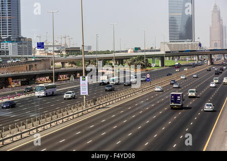 Dubaï, Émirats arabes unis - le 14 novembre : le développement de la Sheikh Zayed Road, le 14 novembre 2012 à Dubaï, AUX ÉMIRATS ARABES UNIS. Dubaï a été le plus rapide dev Banque D'Images