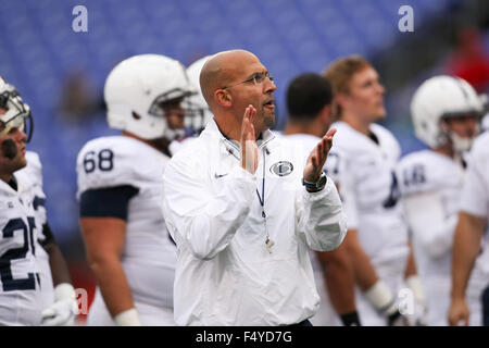 Baltimore MD, USA. 24 Oct, 2015. Penn State Nittany Lions Head coach James Franklin regarde pendant l'échauffement de la NCAA Football match entre les Maryland Terrapins et la Penn State Nittany Lions au M&T Bank Stadium à Baltimore MD. Kenya Allen/CSM/Alamy Live News Banque D'Images