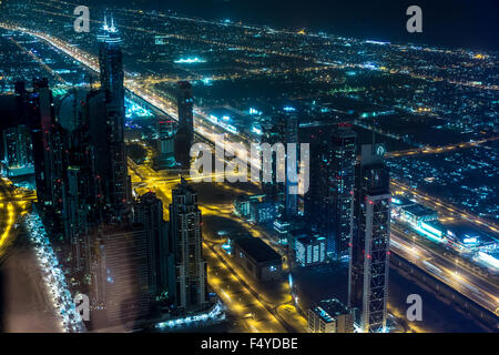 Dubaï, Émirats arabes unis - Novembre 13 : Vue aérienne du centre-ville de Dubai avec lac artificiel et gratte-ciel de l'immeuble le plus haut dans le monde entier Banque D'Images