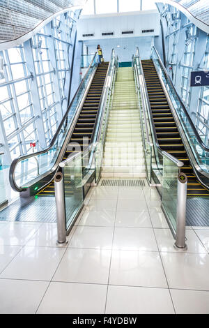 Dubaï, Émirats arabes unis - 13 novembre : Métro de Dubaï est le plus long au monde en tant que réseau de métro entièrement automatisé (75 km). Escalier automatique au métro de Dubaï Banque D'Images