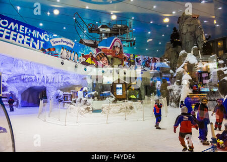 Dubaï, Émirats arabes unis - 6 avril : le 6 avril 2013 à Dubaï. Ski Dubaï--est une station de ski avec 22 500 mètres carrés de piste de ski intérieure Banque D'Images