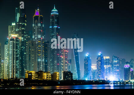 Dubaï, Émirats arabes unis - 13 novembre : bâtiments modernes dans la Marina de Dubaï, DUBAÏ, ÉMIRATS ARABES UNIS. Dans la ville de canal artificiel d'une longueur de 3 kilomètres Banque D'Images