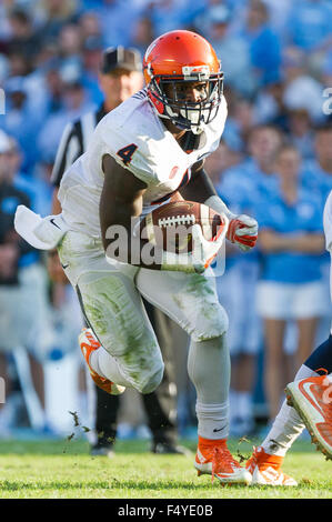 24 octobre 2015 : Virginia Cavaliers exécutant retour Taquan Mizzell # 4 en action au cours de la NCAA Football match entre les cavaliers de l'Université de Virginie et l'Université de Caroline du Tar Heels à Kenan Memorial Stadium à Chapel Hill, NC. Reagan Lunn/CSM Banque D'Images