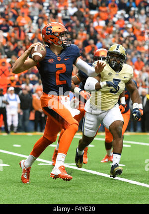 Syracuse, New York, USA. 24 Oct, 2015. Orange Syracuse quarterback Eric Dungey (2) crypte de la poche comme joueur de ligne défensive des Panthers de Pittsburgh Ejuan : (5) propose la poursuite au cours du troisième trimestre d'un NCAA Football jeu Samedi, 24 octobre 2015, à l'Carrier Dome à Syracuse, New York. Pittsburgh a gagné le match 23-20. Barnes riche/CSM/Alamy Live News Banque D'Images