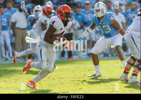 24 octobre 2015 : Virginia Cavaliers exécutant retour Taquan Mizzell # 4 en action au cours de la NCAA Football match entre les cavaliers de l'Université de Virginie et l'Université de Caroline du Tar Heels à Kenan Memorial Stadium à Chapel Hill, NC. Reagan Lunn/CSM Banque D'Images