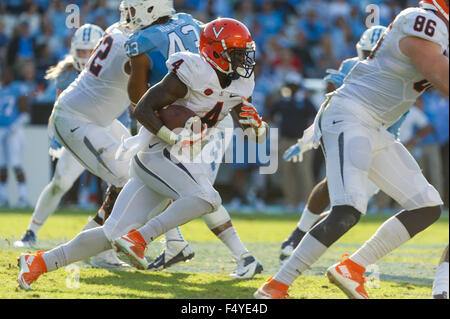 24 octobre 2015 : Virginia Cavaliers exécutant retour Taquan Mizzell # 4 en action au cours de la NCAA Football match entre les cavaliers de l'Université de Virginie et l'Université de Caroline du Tar Heels à Kenan Memorial Stadium à Chapel Hill, NC. Reagan Lunn/CSM Banque D'Images