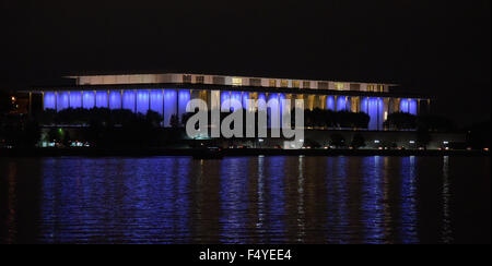 Washington, DC, USA. 24 Oct, 2015. Le centre Kennedy est allumé en bleu pour marquer le 70e anniversaire de l'Organisation des Nations Unies, à Washington, DC, la capitale des États-Unis, le 24 octobre 2015. Credit : Bao Dandan/Xinhua/Alamy Live News Banque D'Images