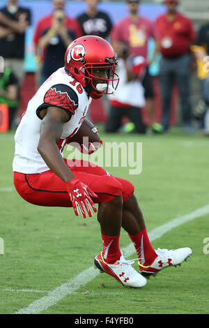 Los Angeles, CA, USA. 24 Oct, 2015. 24 octobre 2015 : Butler-Byrd Cory défensif (16) de l'Utah Utes tente de trouver un trou mais ne trouve pas de salle d'exécution dans le jeu entre les Utah Utes et l'USC Trojans, le Coliseum de Los Angeles, CA. Photographe : Peter Renner and Co/ Zuma Service Fil Crédit : Peter Renner and Co/ZUMA/Alamy Fil Live News Banque D'Images