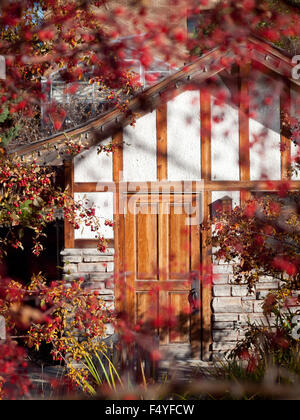 Une vue sur le parc Jardin Japonais au chalet (maison), Public Boffins Innovation Place de Saskatoon, Saskatchewan, Canada. Banque D'Images