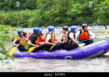 Groupe de touristes de se préparer pour un voyage de Rafting en eau vive Banque D'Images