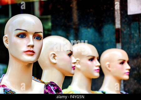 Female mannequin dans la rue. Banque D'Images