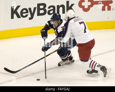 Denver, Colorado, États-Unis. 24 Oct, 2015. C AVS MATT DUCHENE, gauche, batailles avec Blue Jackets D JACK JOHNSON, droite au cours de la 3e période à la Centre Pepsi samedi soir. L'AVS perdre à la Blue Jackets 4-3. Credit : Hector Acevedo/ZUMA/Alamy Fil Live News Banque D'Images